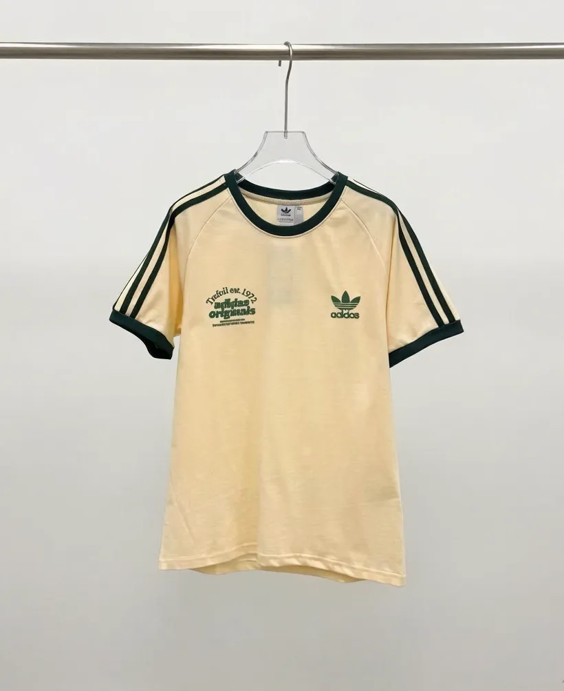 Adida Clover New Arrival Retro Ribbon Thread Women's Slim Short Sleeve! ADClassic Retro sports series three-striped short sleeves. The surface of the fabric is threaded, so it is also called threaded T. It has a slim fit and raglan sleeve design, which makes it look slimmer. The three-stripes are not the previous webbing. This season, they are made of knitted cotton fabrics that are cut and stretched using a special machine. A T, 4 kinds of fabrics, imitation thread + thread + Black knitted T-shirt material + same color collar striped knitted material. A must-have for hot girls! Clover girl! The Versatile model is out on the street! Style No.: A 225# Color: Black, Apricot, Purple, Size: S-2XL